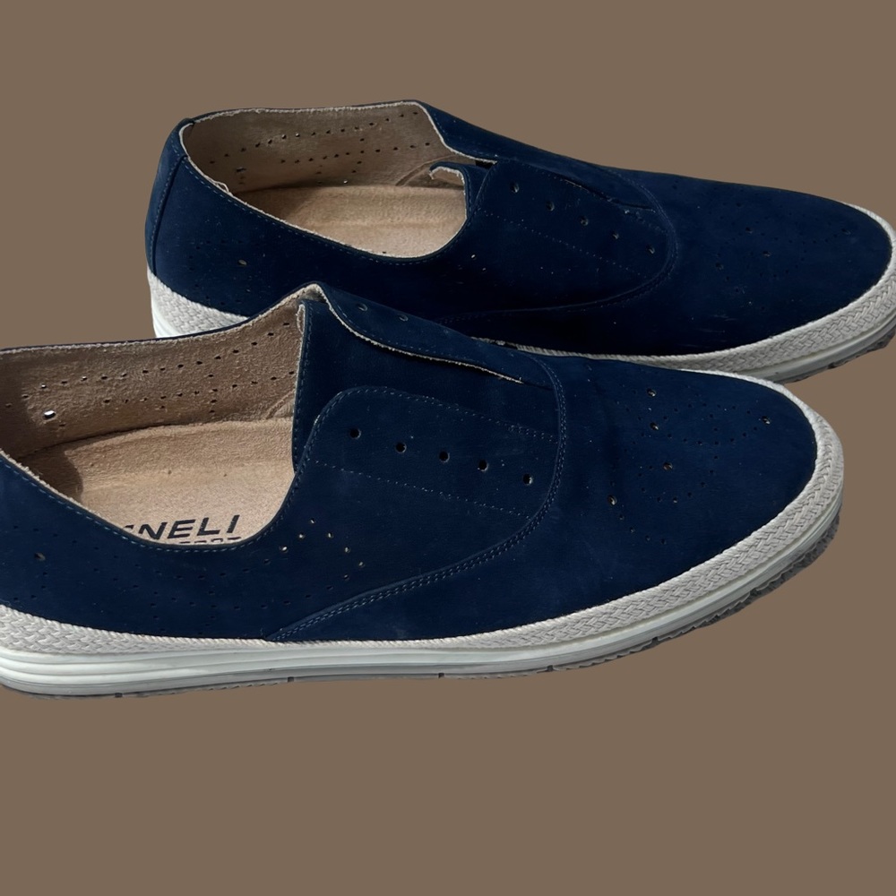 Comfort Sneaker VANELI SPORT women’s.  Soft Suede leather in Navy.  Size 9.5